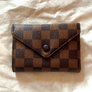 Small Daisy Rose checkered wallet.